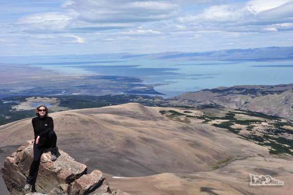No alto da Loma del Pliegue Tumbado, com o lago Viedma ao fundo, em El Chaltén, na patagônia argentina
